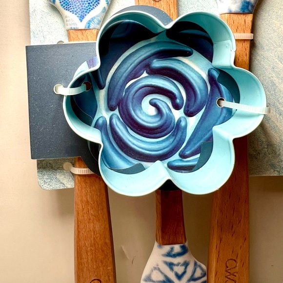 Set of 4 Mini IKAT Blue Silicone Spatulas + Blue Metal Flower Cookie Cutter - Picture 8 of 10